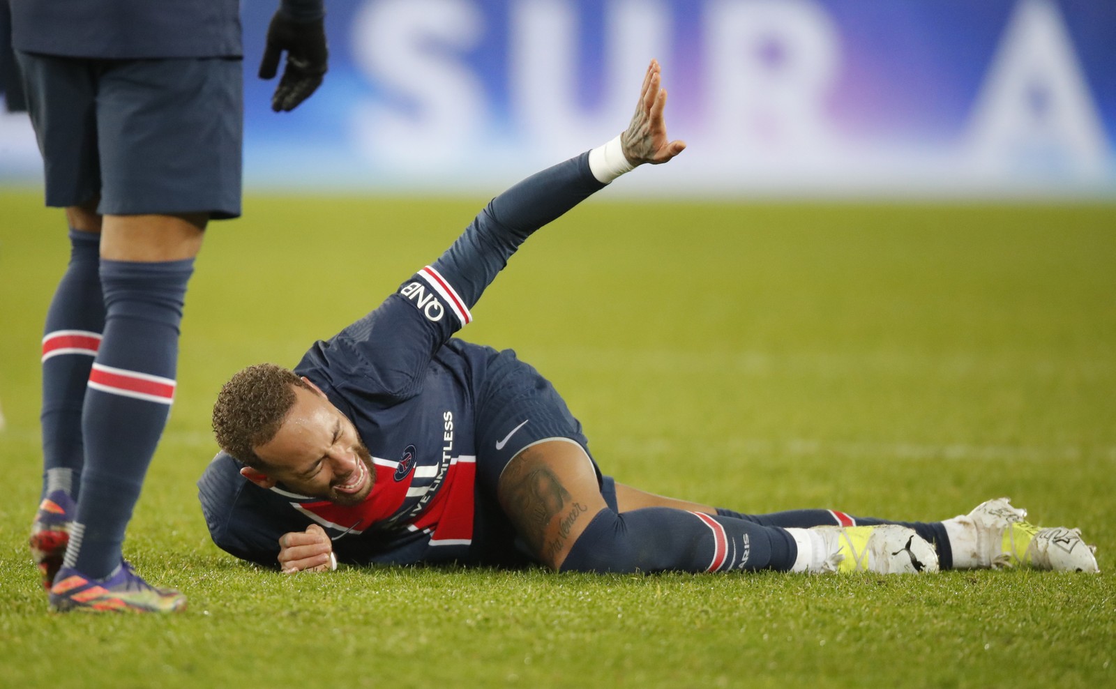 Durante o jogo do PSG contra o Lyon, Neymar sofre um problema na tibiotársica e se afasta dos gramados por quase 30 dias — Foto: FRANCK FIFE/AFP