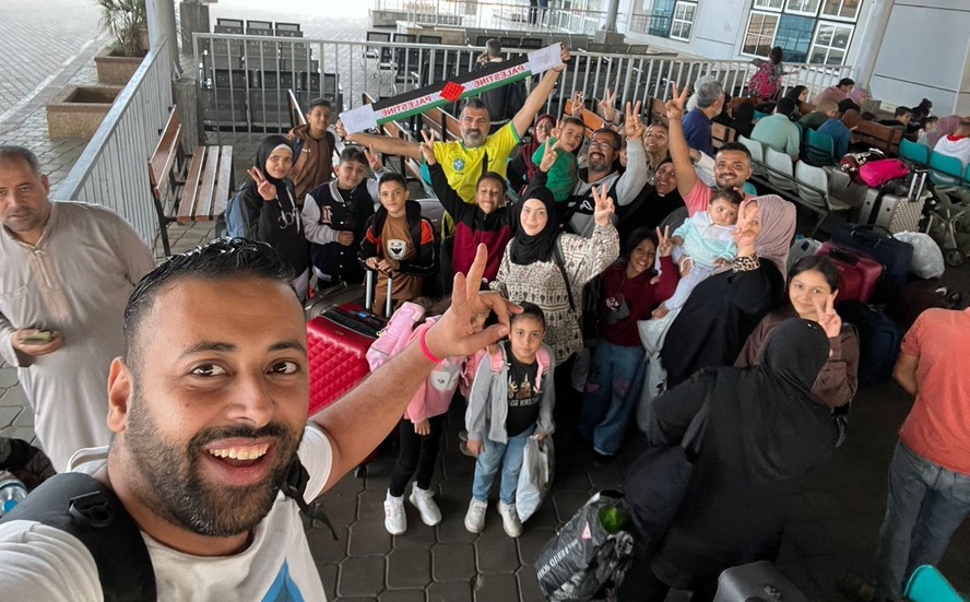 Grupo do Brasil em Gaza passa por controle migratório e se dirige para o Egito