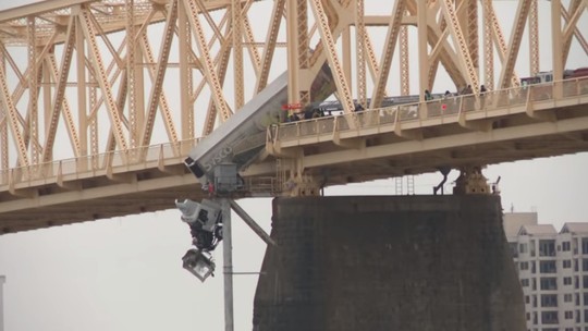 
Vídeo mostra acidente que fez caminhão ficar pendurado em ponte após colisão, nos EUA