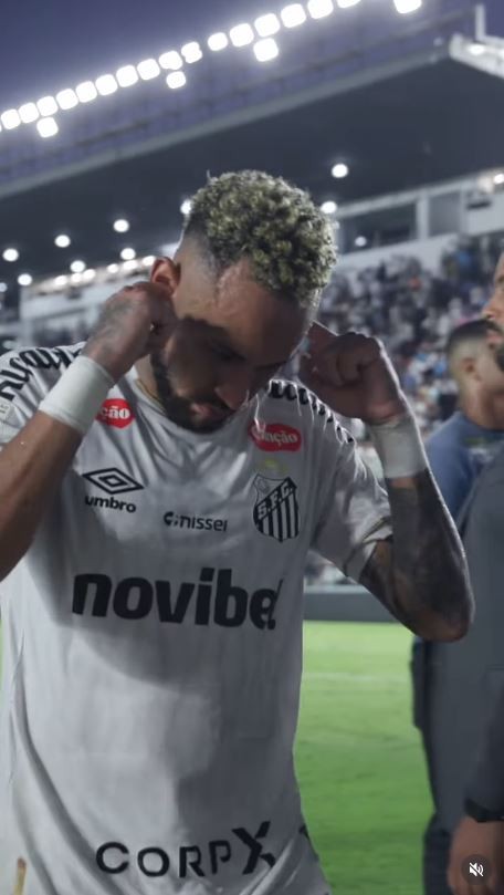 Neymar reclama de críticas por ter tapado os ouvidos ao deixar jogo do Santos: 'Não tem ser humano que aguente'