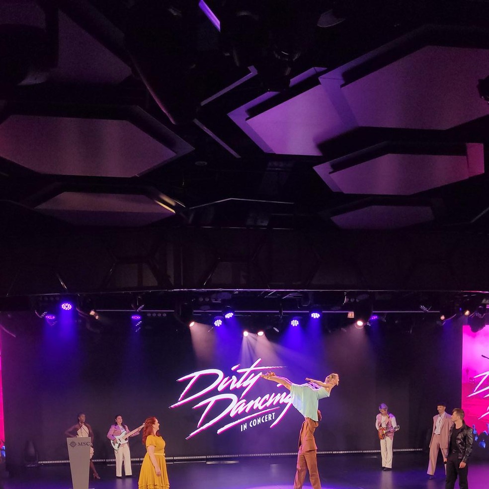 Cena do espetáculo musical inspirado no filme'Dirty Dancing', que faz parte da programação do novo navio de cruzeiros MSC World America — Foto: Eduardo Maia / O Globo