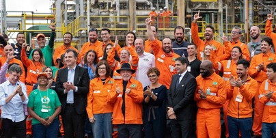 O presidente Luiz Inácio Lula da Silva, ao centro, posa com a presidente da Petrobras, Magda Chambriard, a esquerda, políticos e funcionários durante um evento na Refinaria Gabriel Passos, em Betim — Foto: Douglas MAGNO / AFP