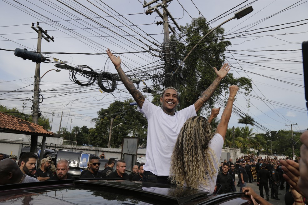 MC Poze do Rodo deixa o complexo penitenciário de Bangu — Foto: Domingos Peixoto / Agência O Globo
