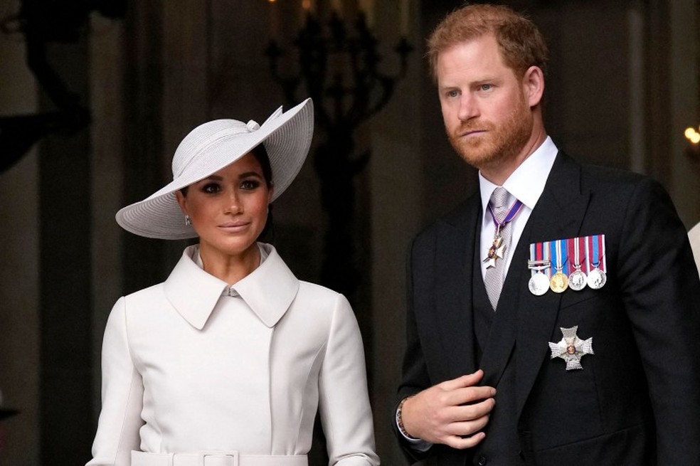 Príncipe Harry, ao lado da mulher, Meghan, após evento do Jubileu de Platina da rainha Elizabeth II — Foto: Matt Dunham/AFP