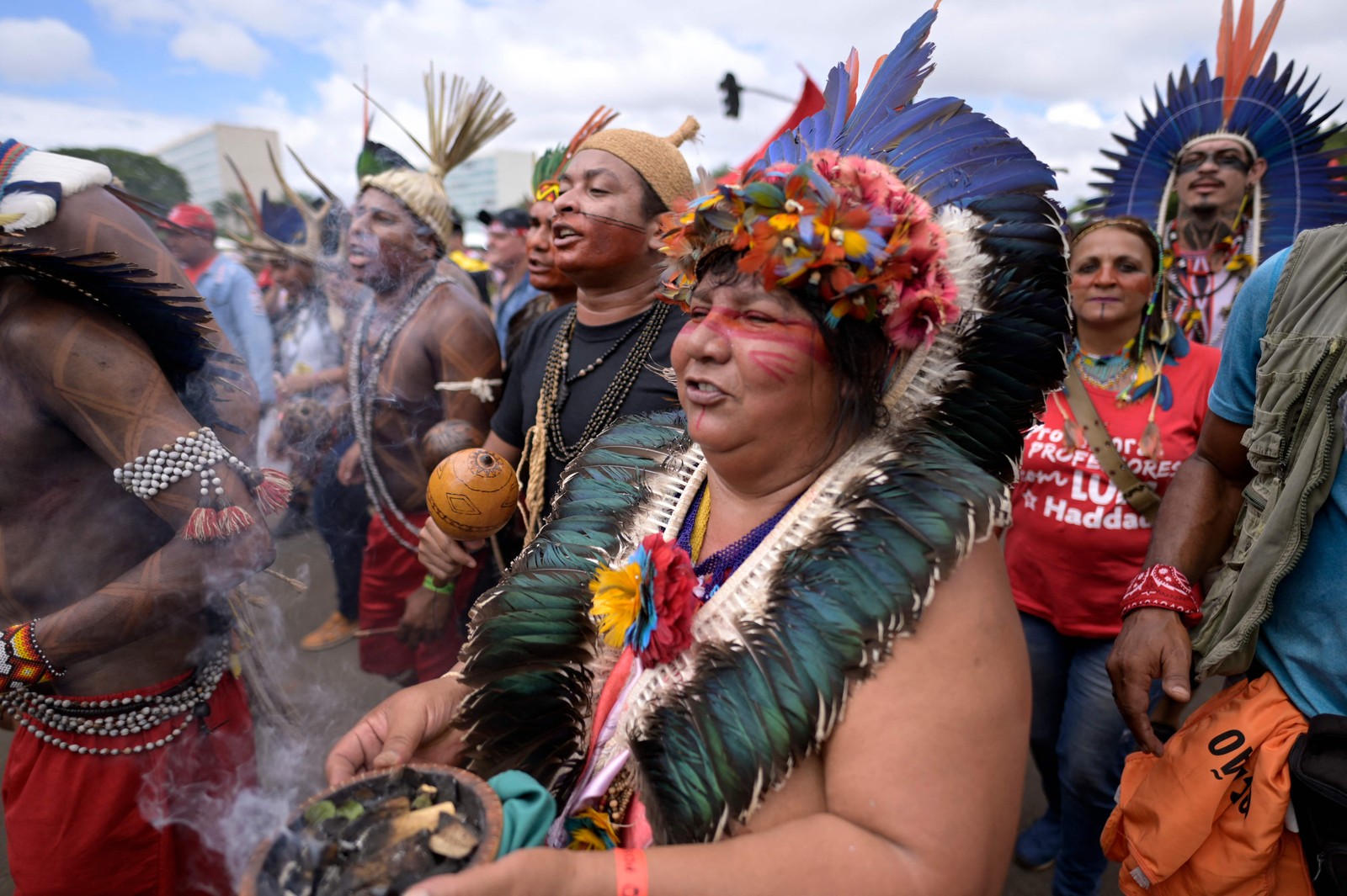 Grupos indígenas cantam e dançam na chegada à Esplanada dos Ministérios, para a posse de Lula — Foto: DOUGLAS MAGNO / AFP