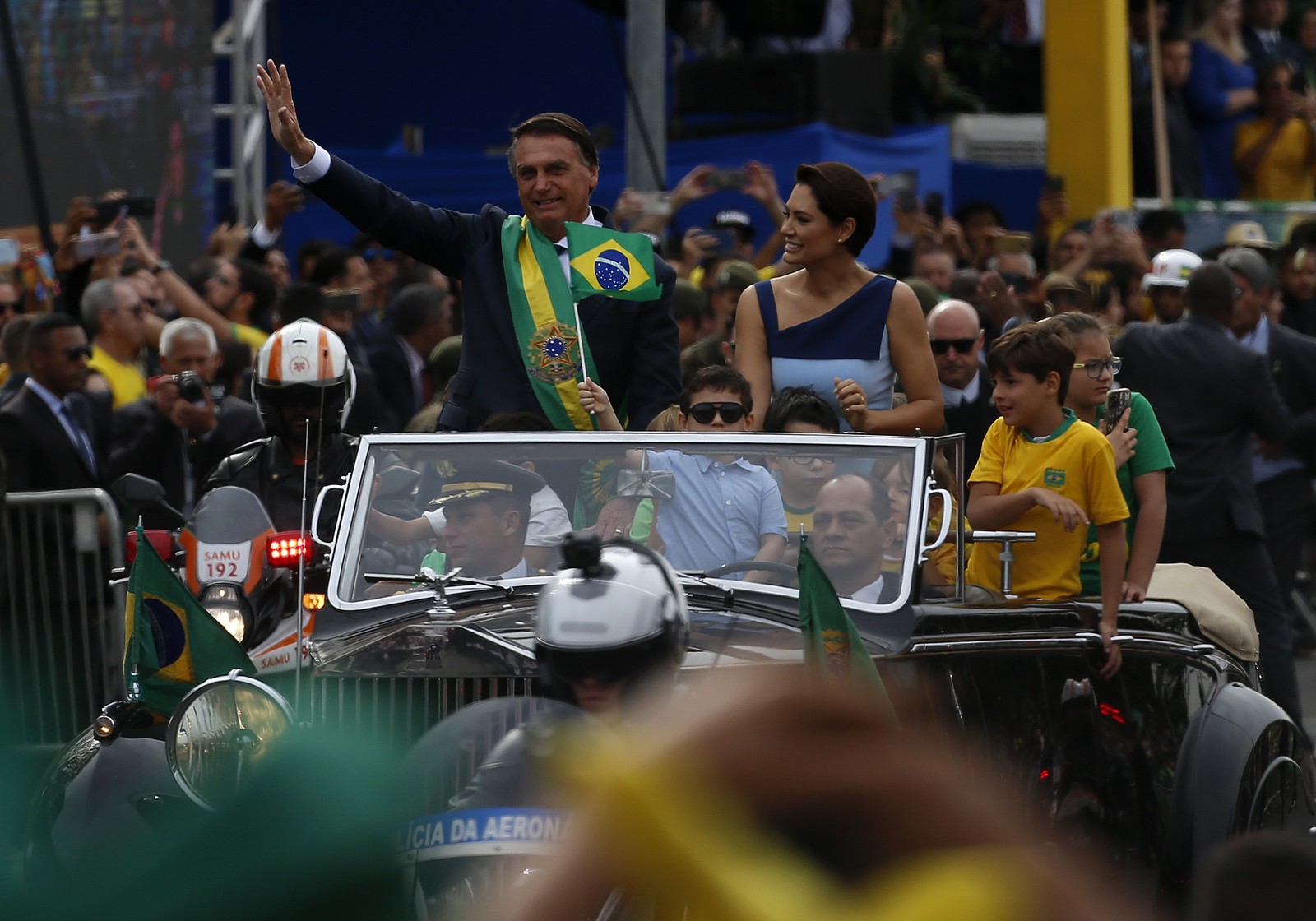 Presidente Jair Bolsonaro, ao lado da Primeira Dama Michelle Bolsonaro desfilam em carro aberto, durante a cerimônia de 7 de Setembro em Brasília. — Foto: Cristiano Mariz / O Globo