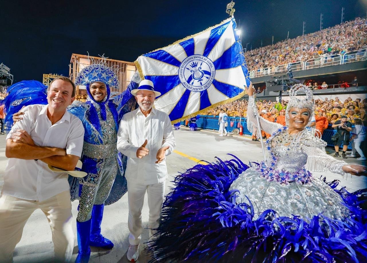 Um desfile de equ&iacute;vocos