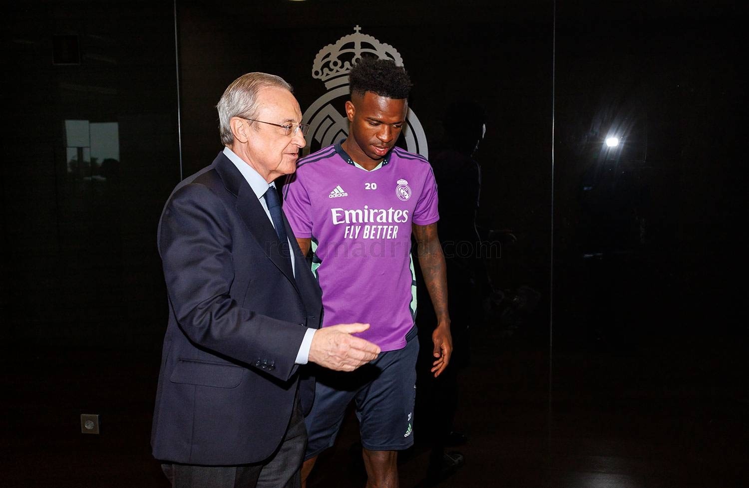 Florentino Pérez diz que Vinicius Júnior 'é o melhor jogador do mundo'