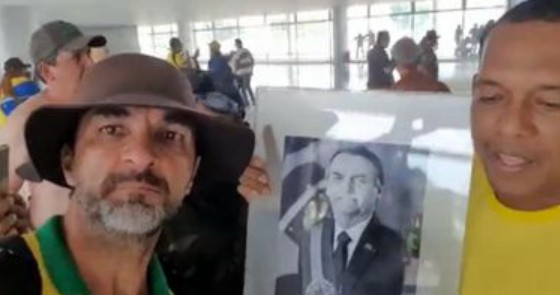Alcimar Francisco da Silva: Gravou live com o retrato de Bolsonaro retirado da galeria de ex-presidentes do Palácio do Planalto — Foto: Reprodução