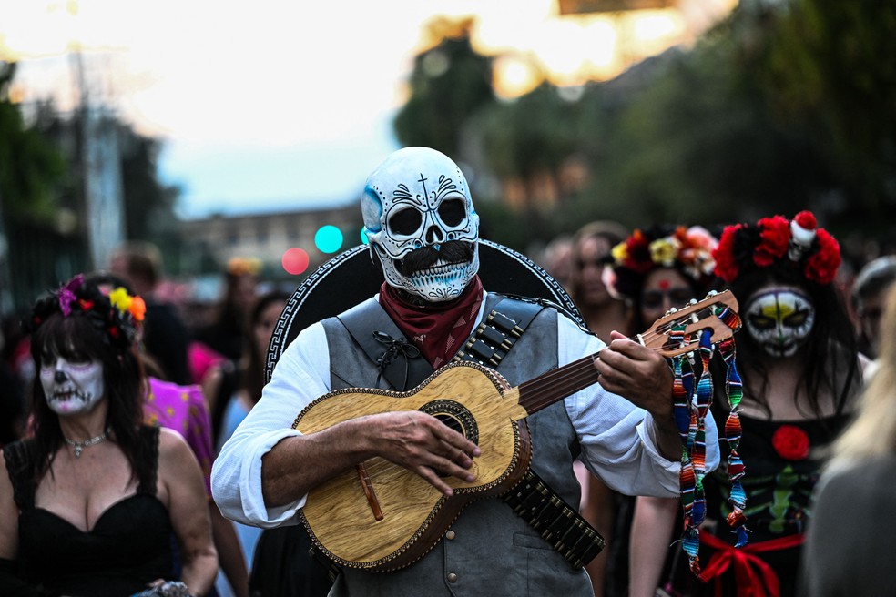 Desfile em celebração ao Dia do Muertos no sábado (1/11), em Fort Lauderdale, Flórida - EUA — Foto: Chandan Khanna / AFP