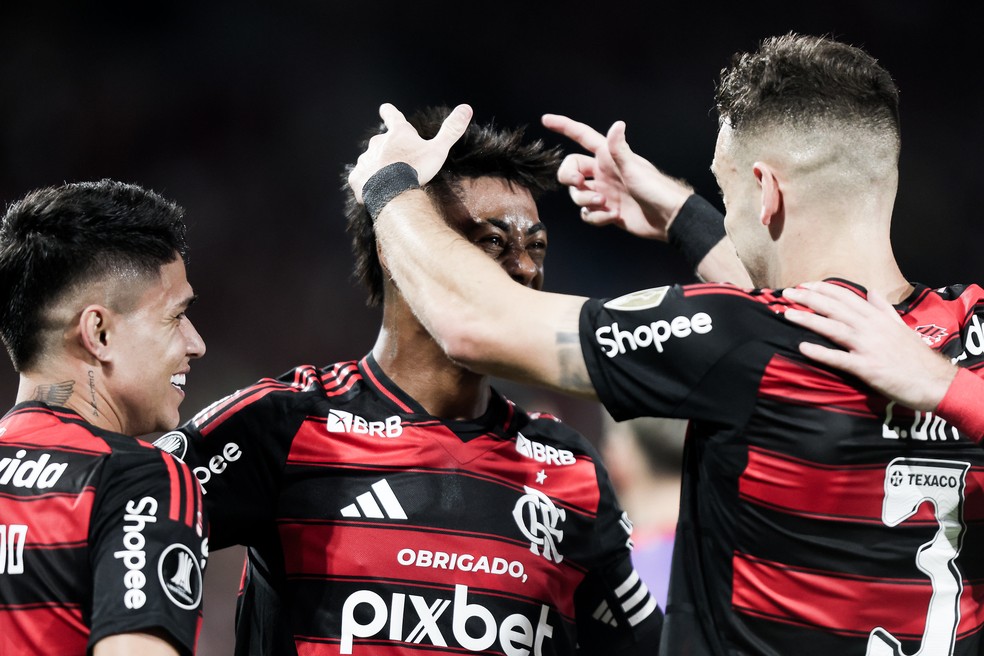 Time do Flamengo comemora gol de Bruno Henrique diante de Internacional na Libertadores — Foto: Gilvan de Souza/Flamengo