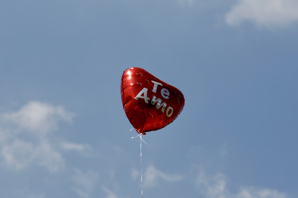 Um dos balões com a inscrição "Te amo" que a família soltou no céu durante o enterro de Guilherme — Foto: Fabio Rossi / Agência O Globo