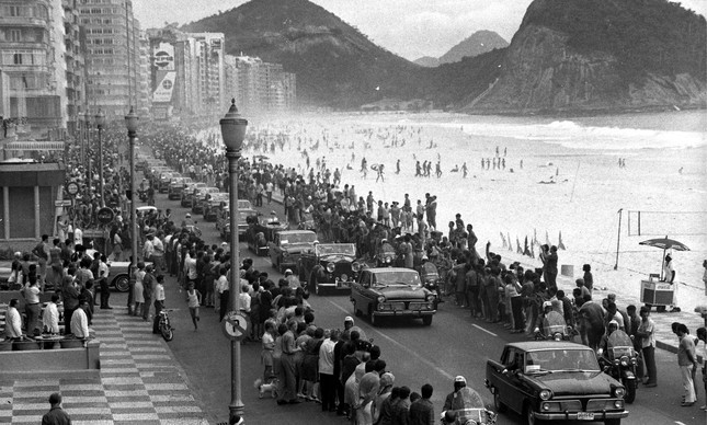 Comboio da rainha Elizabeth II na Avenida Atlântica, em Copacabana, em 1968 — Foto: Arquivo/Agência O GLOBO 