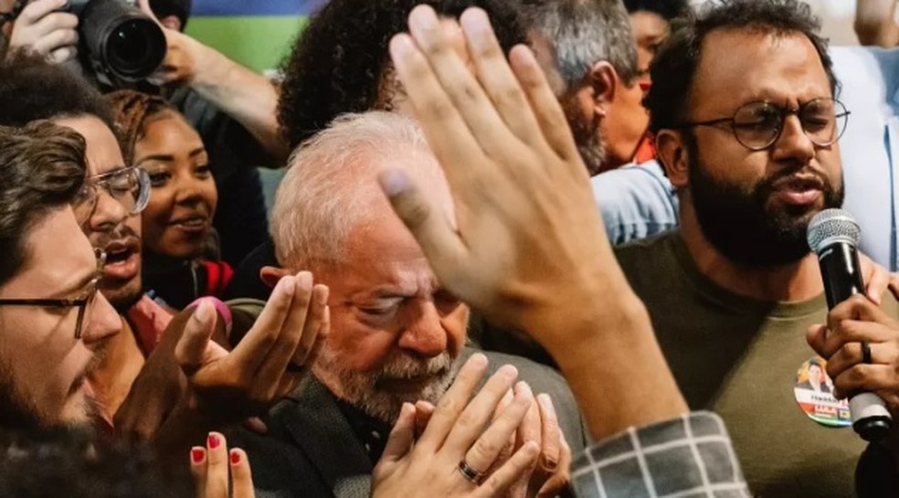 Cena de 'Apocalipse nos Trópicos', documentário de Petra Costa lançado no Festival de Veneza: na imagem, o presidente Luiz Inácio Lula da Silva e o pastor Henrique Vieira — Foto: Reprodução