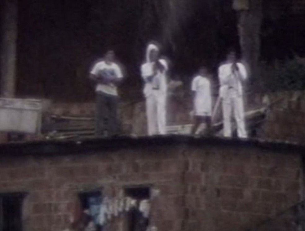 Exibição de força. O traficante Ednaldo de Souza, o Naldo da Rocinha, faz disparos para o alto com um fuzil em 1988: até então uma raridade — Foto: Reprodução