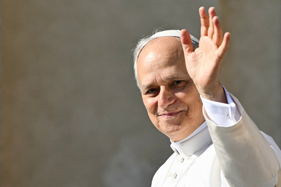 Papa Le&atilde;o XIV sa&uacute;da a multid&atilde;o do papam&oacute;vel antes da Santa Missa de in&iacute;cio de seu pontificado, na Pra&ccedil;a de S&atilde;o Pedro &mdash; Foto: AFP