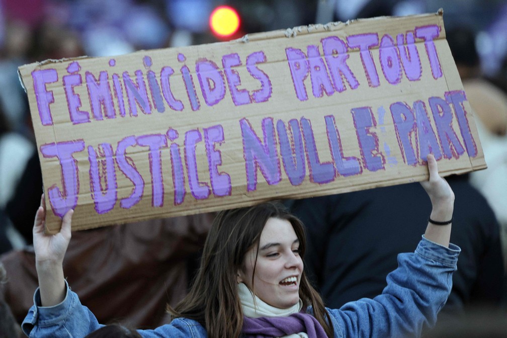 Manifestação contra a violência de gênero acontece em Paris — Foto: Geoffroy Van Der Hasselt/AFP