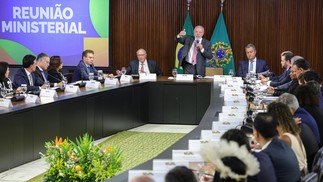 O presidente Luiz Inácio Lula da Silva coordena reunião ministerial no palácio do Planalto — Foto: Fabio Rodrigues-Pozzebom/Agência Brasil