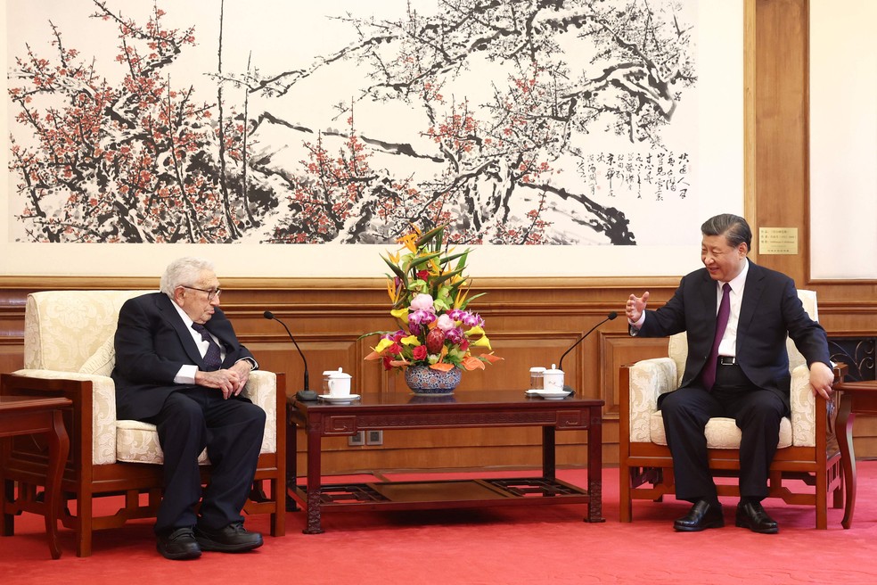Henry Kissinger é recebido pelo presidente chinês, Xi Jinping. — Foto: CNS/AFP