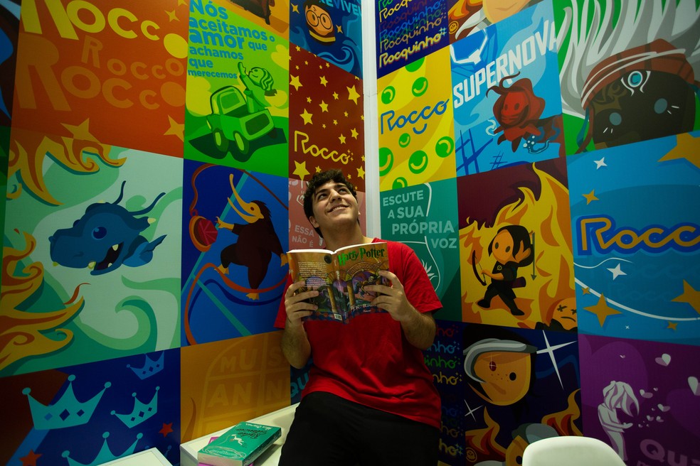 O estudante Davi Farinelli, que leu "Torto arado" por indicação do TikTok — Foto: Maria Isabel Oliveira