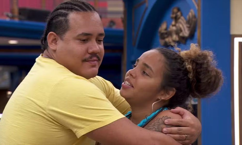 Lucas Buda entrou no "BBB 24" casado e causou polêmica ao dar a entender que estava mexido por Giovanna Pitel na casa. A situação rendeu um pedido de divórcio da ex, Camila Moura — Foto: Reprodução/TV Globo