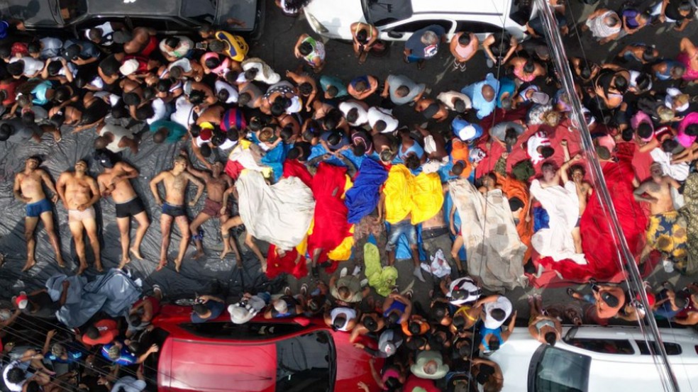 Corpos enfileirados na Praça do Inter, na Vila Cruzeiro, após operação policial — Foto: Marcia Foletto