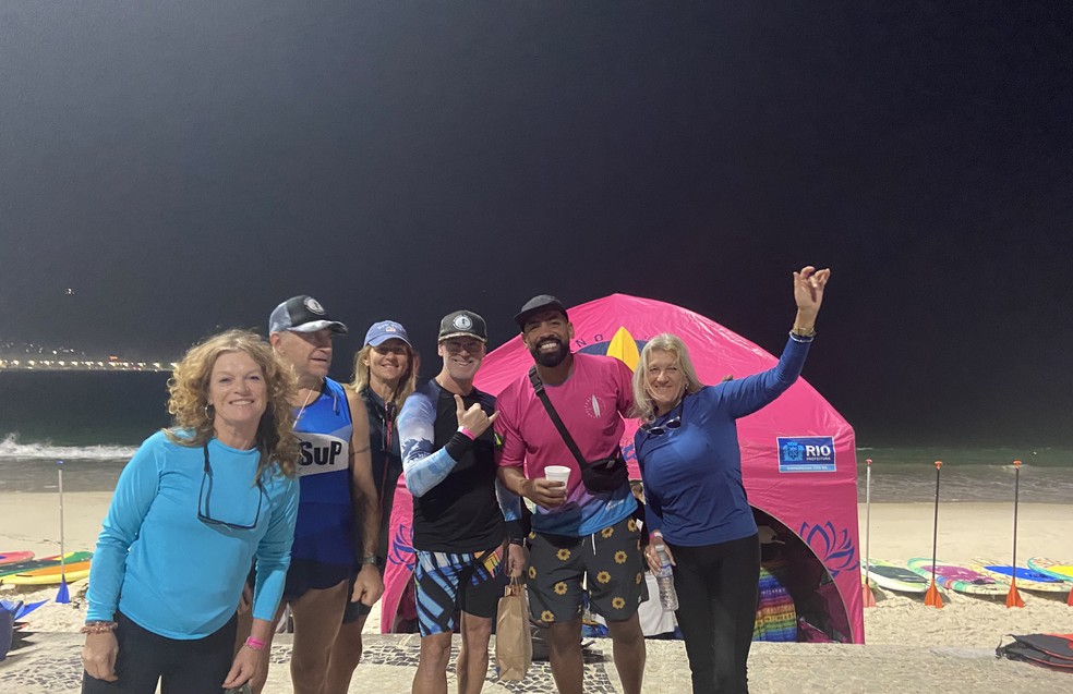 Turistas argentinos chegaram ainda à noite ao Posto 6, em Copacabana — Foto: Thayná Rodrigues