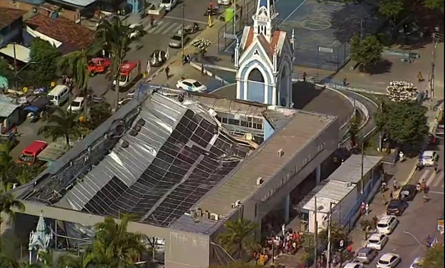 Parte do teto da Igreja Nossa Senha da Conceição, no Recife, desaba