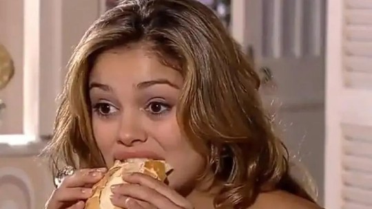 Sophie Charlotte revela bastidores de cena comendo pão em novela que virou meme na web