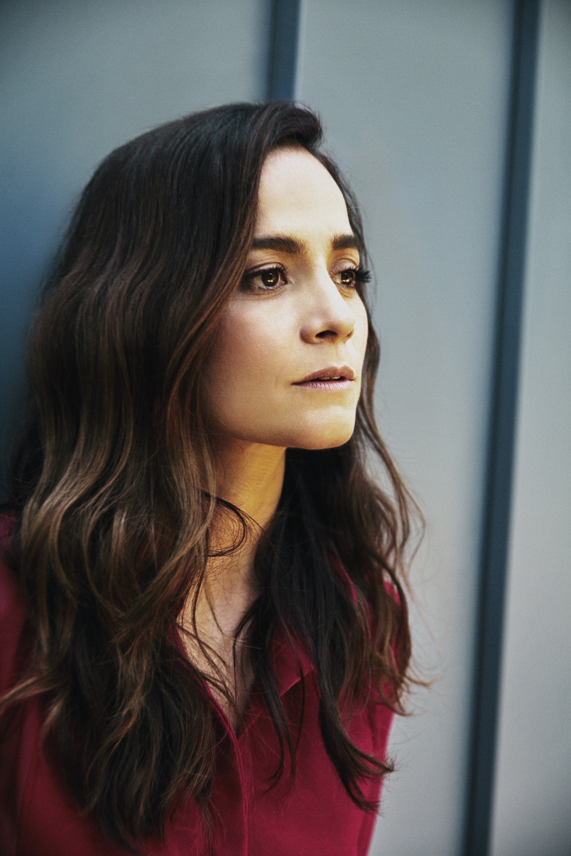 Alice Braga sobre etarismo: 'O mundo é mais duro com atrizes do que com atores de 40 anos. Caras de 45 ainda fazem o gatinho'