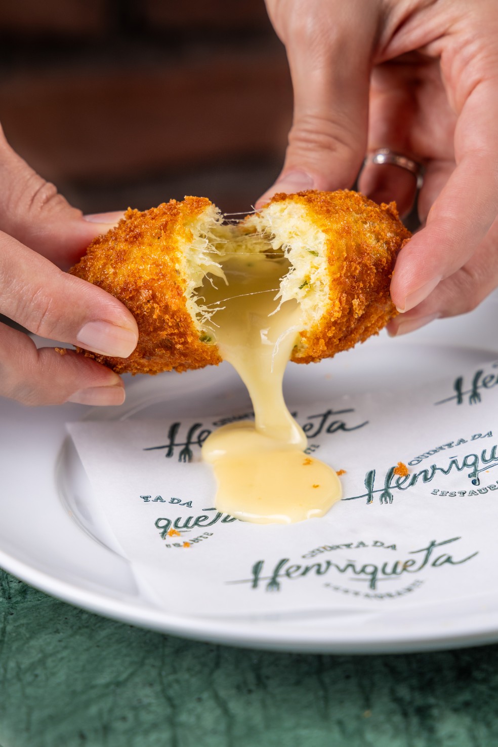 Quinta da Henriqueta. Bolinho de bacalhau com queijo da Serra da Estrela — Foto: Divulgação/Tomás Rangel