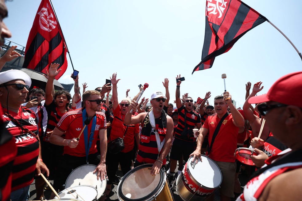 Torcida do Flamengo faz festa antes de jogo com Chelsea na Filadélfia — Foto: FRANCK FIFE / AFP