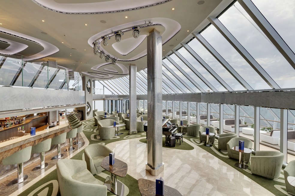 O Top Sail Lounge, a área de convivência exclusiva do Yacht Club, no navio MSC Seaview — Foto: Divulgação / MSC Seaview