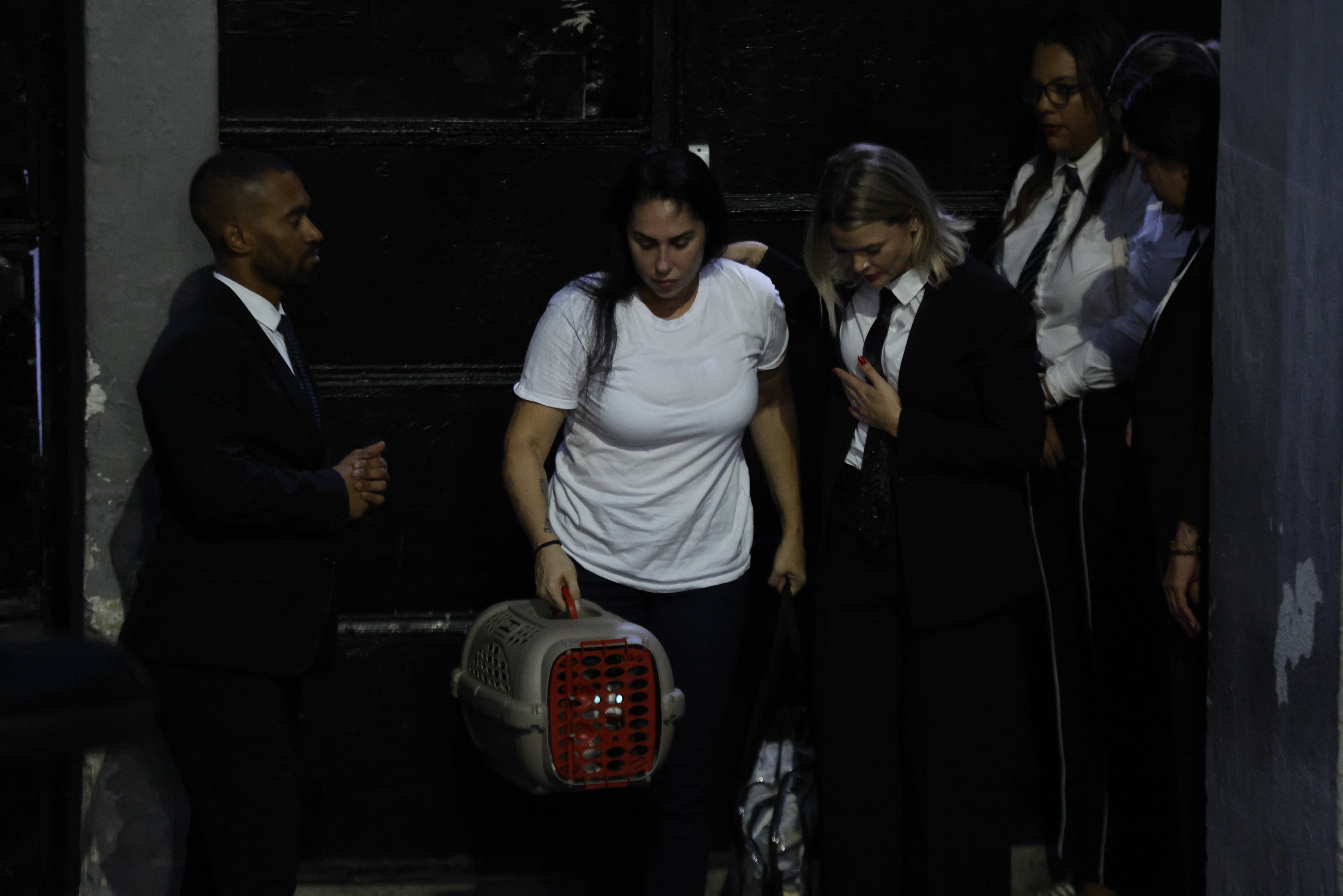 Mãe de Henry Borel, Monique Medeiros deixa penitenciária em Bangu, após determinação da Justiça