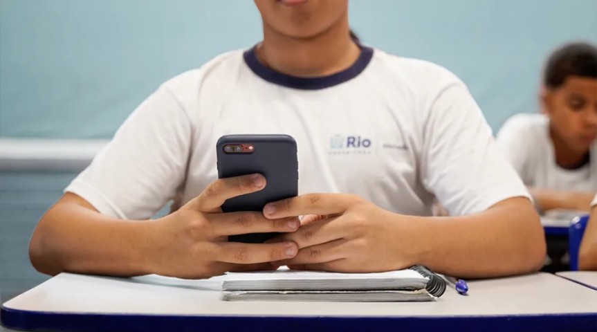 Veto a celular nas escolas é tendência que se espalha pelo mundo inteiro