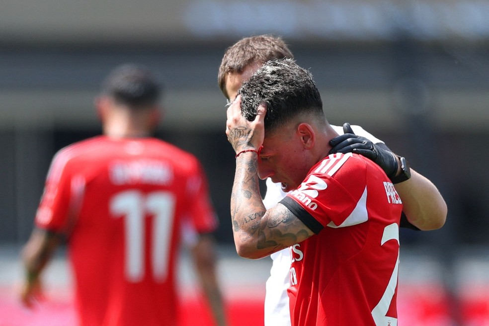 Prestianni, meio-campista do Benfica, precisou ser atendido após se sentir mal durante partida contra o Bayern de Munique, disputada sob forte calor em Charlotte, na Carolina do Norte — Foto: Kevin C. Cox/Getty Images/AFP