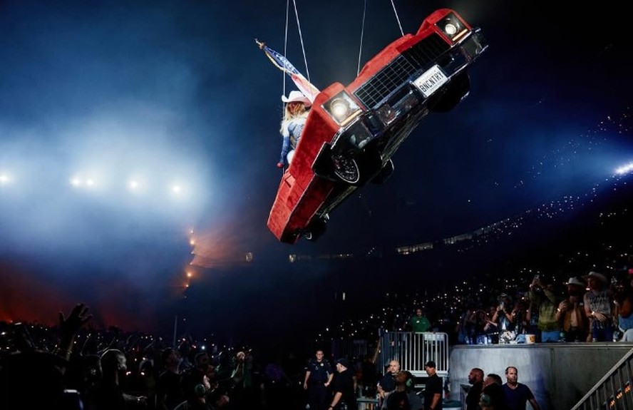 Após susto, Beyoncé corta número com carro suspenso e pula música no ...