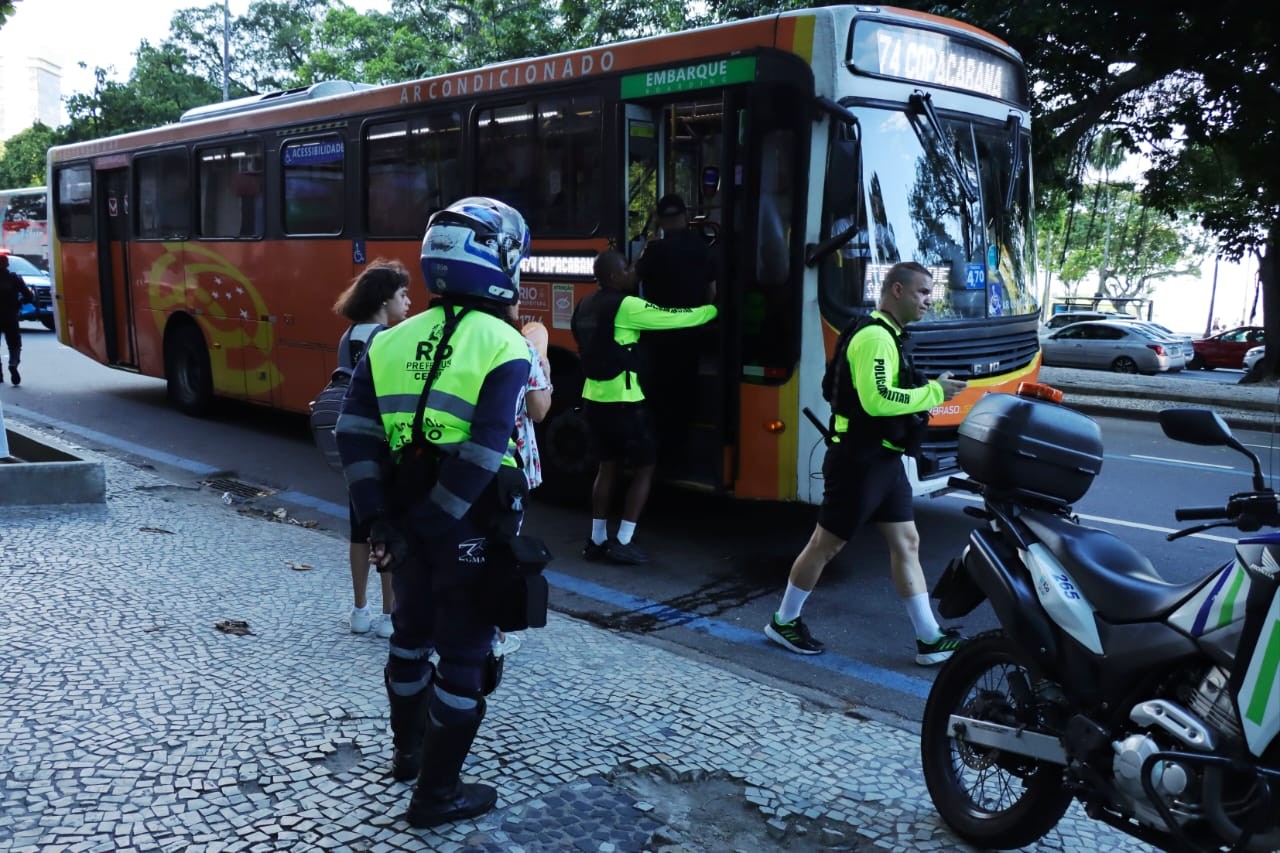 Policial que lançou spray de pimenta contra jovens dentro de ônibus é denunciado por tortura pelo MPRJ