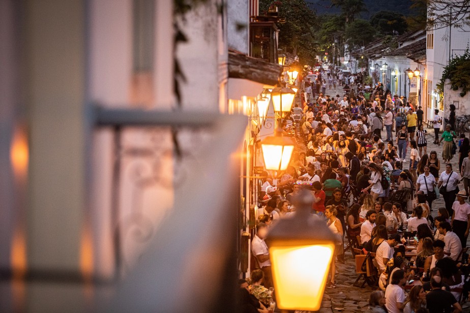 Jogo do Brasil durante a FLIP - Paraty, Turismo, Cultura e Natureza