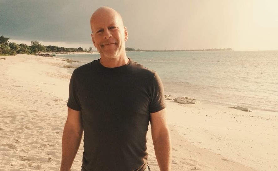 Ator Bruce Willis em foto publicada pela família após diagnóstico de demência frontotemporal
