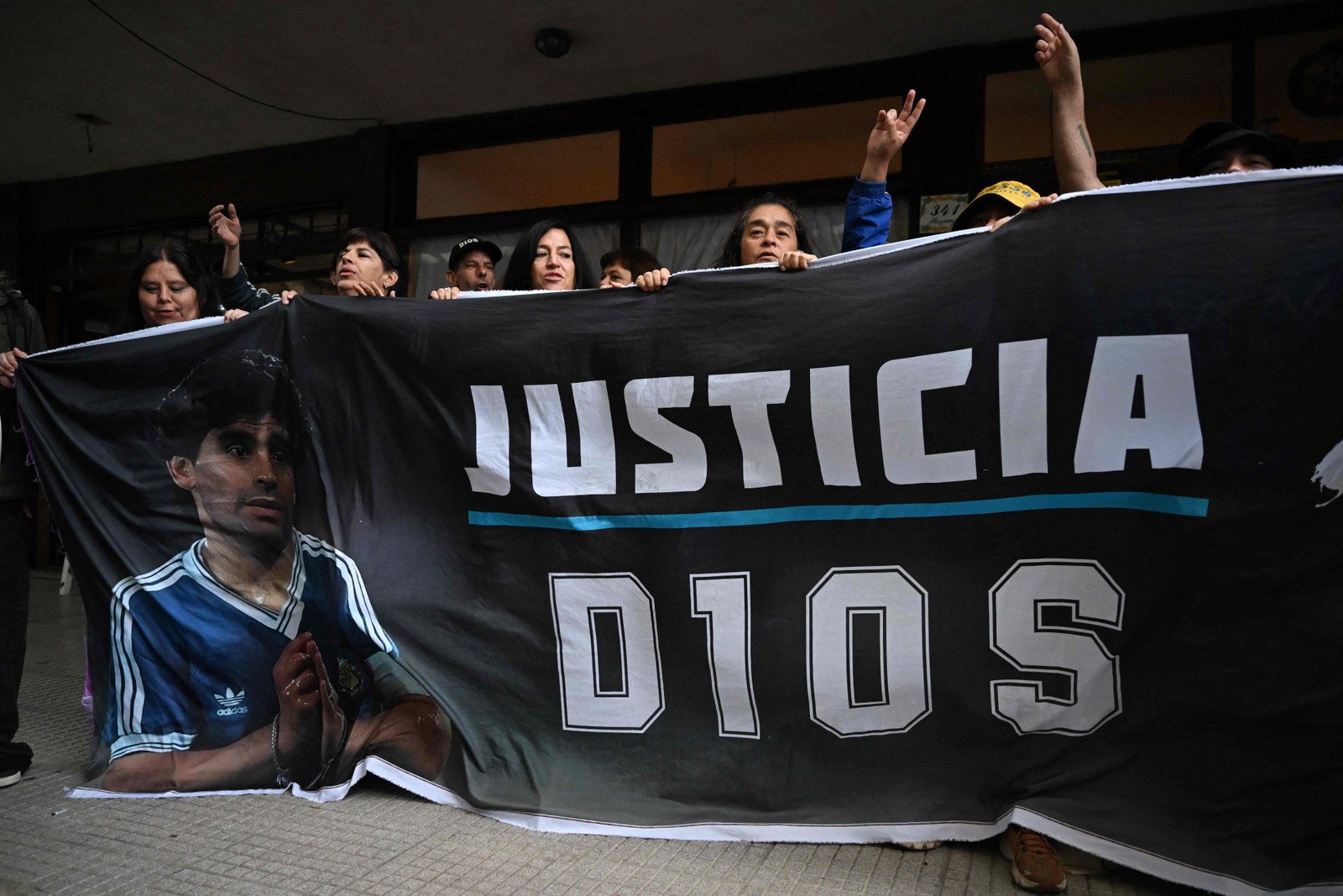 Fãs pedem justiça por Diego Maradona — Foto: AFP