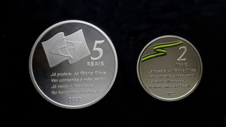 As duas moedas comemorativas do bicentenário da Independência já estão disponíveis — Foto: Banco Central do Brasil