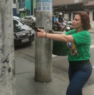 Deputada federal reeleita Carla Zambelli (PL) aponta arma para homem em São Paulo após discussão política na véspera do segundo turno (Foto: Reprodução/Twitter)