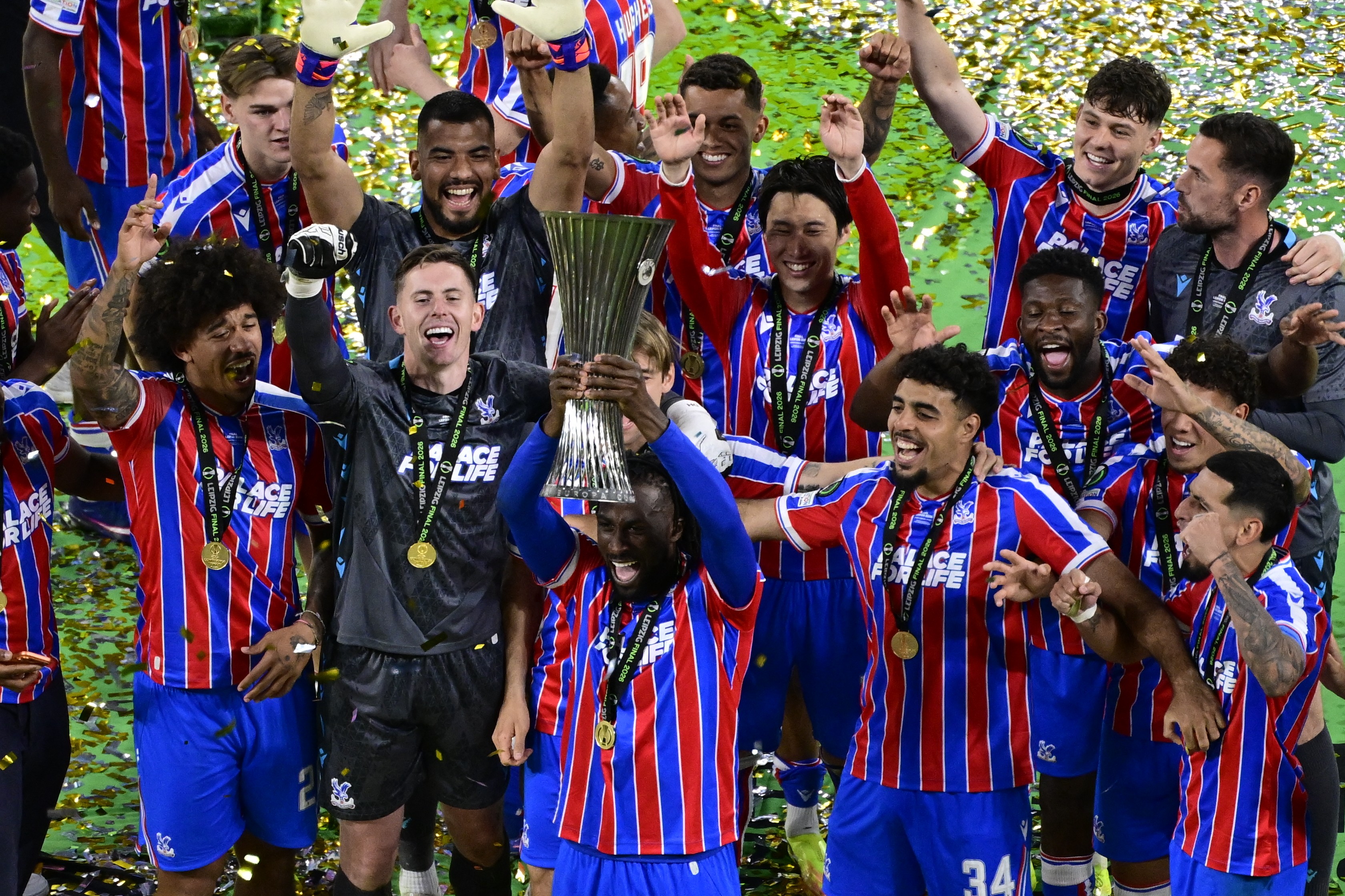Amuleto da sorte? Jogador do Crystal Palace vira primeiro da história a conquistar dois títulos europeus na mesma temporada; entenda