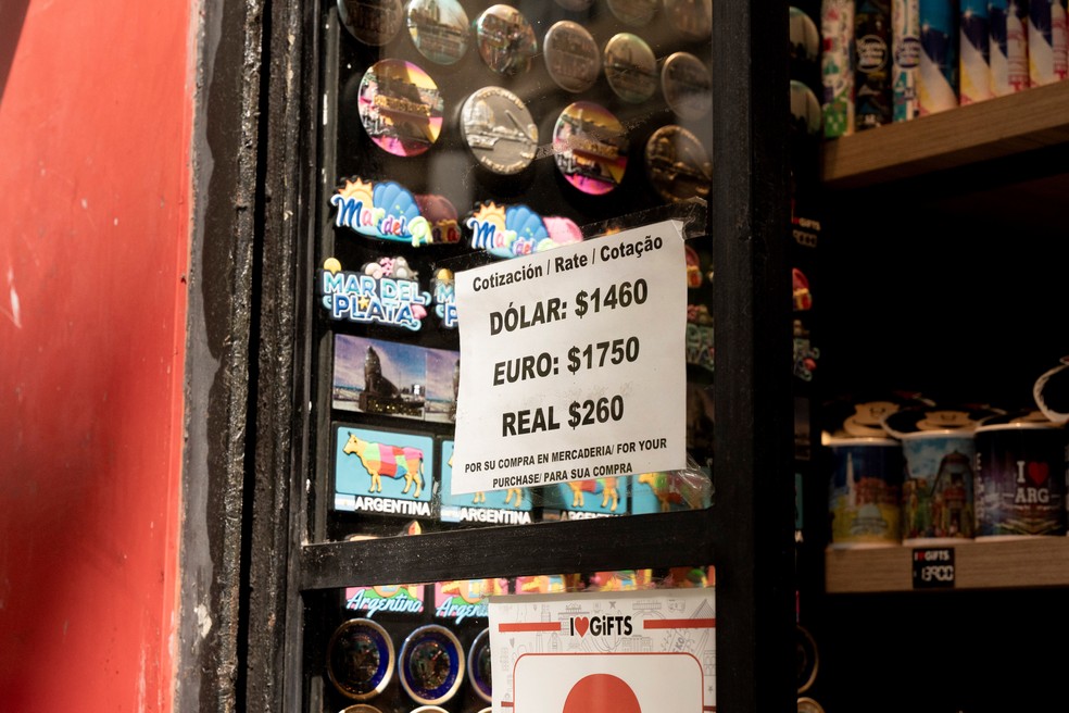 Uma placa com cotações do câmbio em uma loja em Buenos Aires — Foto: Bloomberg