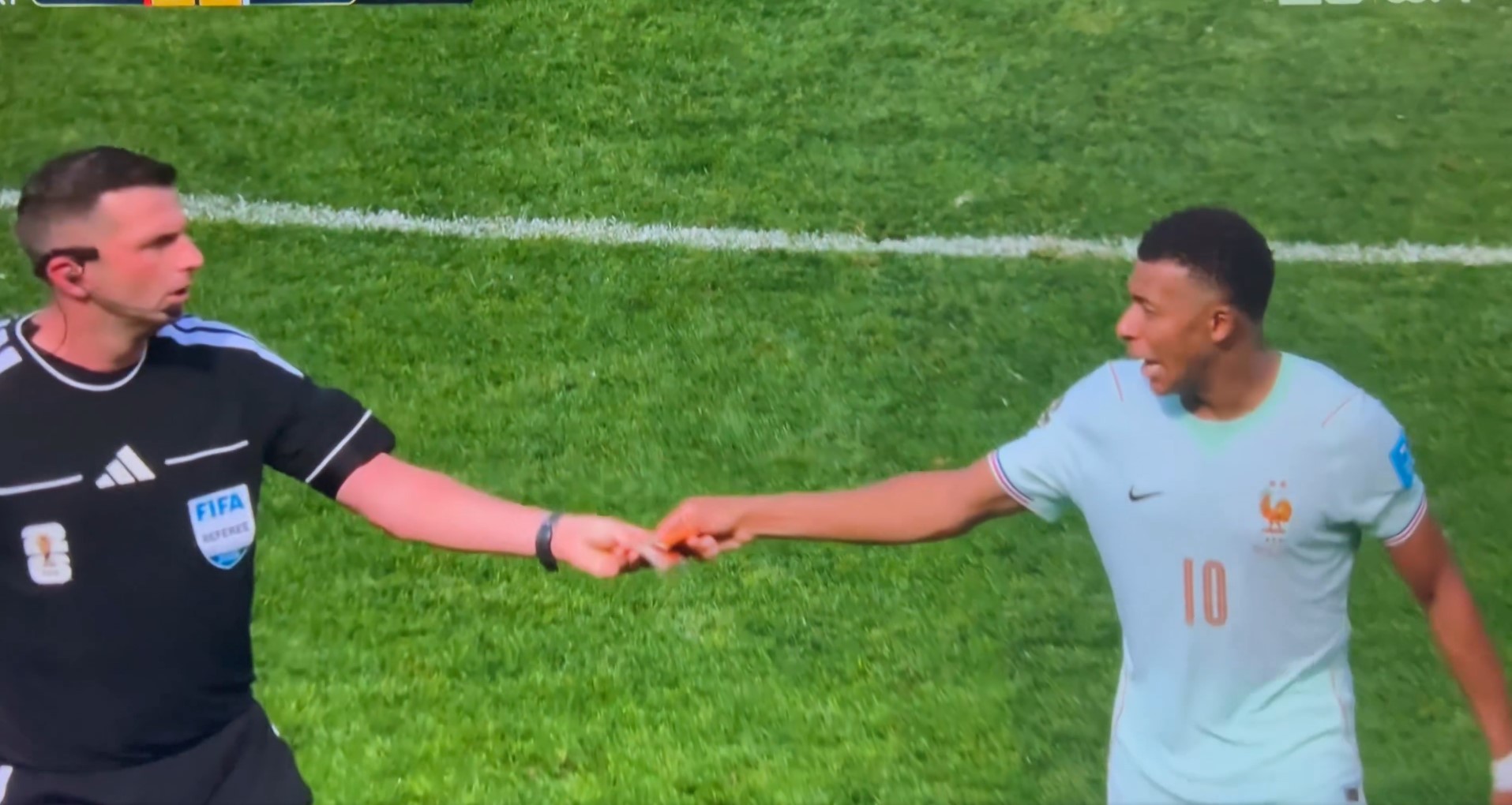 Por que Mbappé entregou braçadeira de capitão para o árbitro ao ser substituído? Entenda
