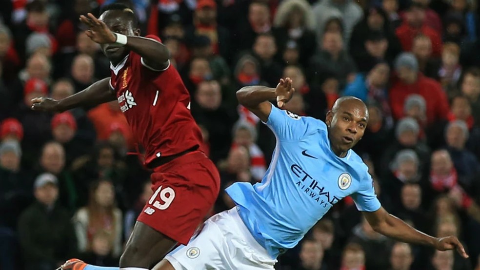 Sadio Mané e Fernandinho no confronto de ida das quartas de final da Champions League — Foto: Divulgação Manchester City