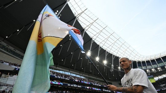 Richarlison ganha bandeirão com seu rosto da torcida do Tottenham; veja vídeo