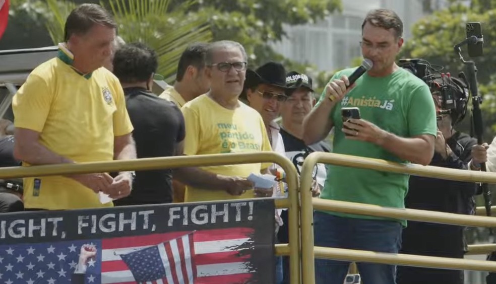 Senador Flávio Bolsonaro, em ato na praia de Copacabana com Bolsonaro pela anistia dos envolvidos no 8 de janeiro de 2023 — Foto: Reprodução