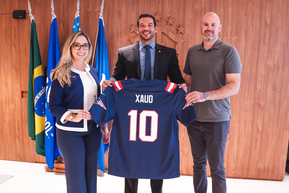 Representantes dos Patriots, Lara Magalhães (à esquerda) e Joe Dorant (à direita) se reúnem com presidente da CBF, Samir Xaud — Foto: Divulgação
